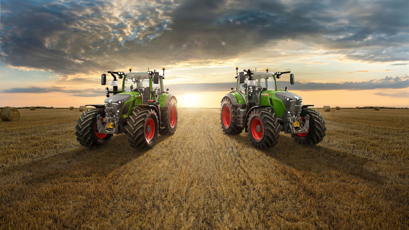 Fendt 600 Vario und Fendt 700 Vario Gen7 Der grüne Traktor Fendt 600 Vario und Fendt 700 Vario Gen7 stehen auf einem großen Feld mit einer untergehenden Sonne im Horizont