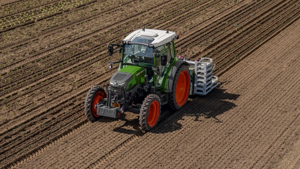 Der Fendt e100 Vario mit Bodenbearbeitungsgerät im Einsatz auf dem Acker.