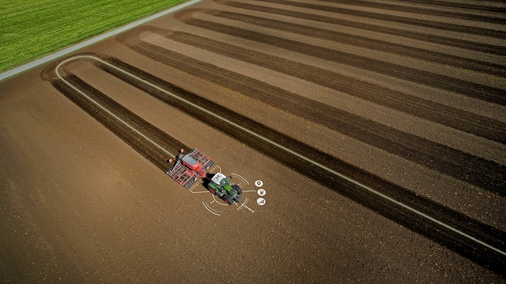Fendt Traktor auf dem Feld mit Fendt Smart Farming