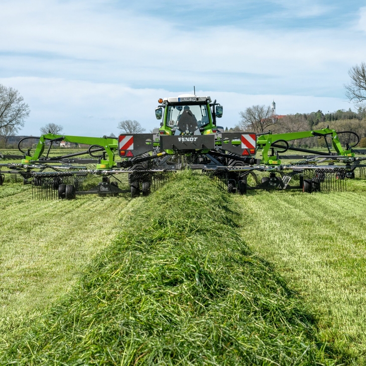Ein Fendt Traktor mit einem Fendt Former beim Schwadern