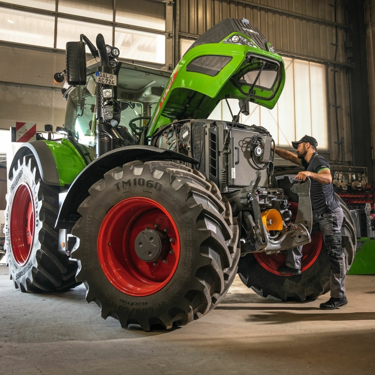 Ein Fendt Servicemitarbeiter prüft einen Fendt Traktor