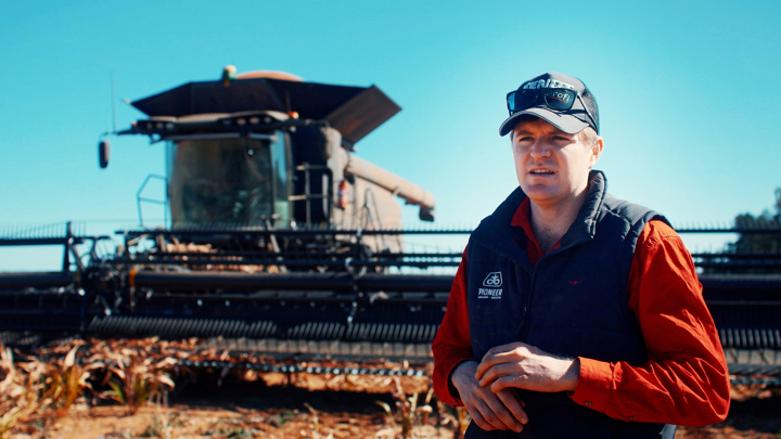 Tom Coggan und sein schwarzer IDEAL Mähdrescher auf seiner australischen Farm