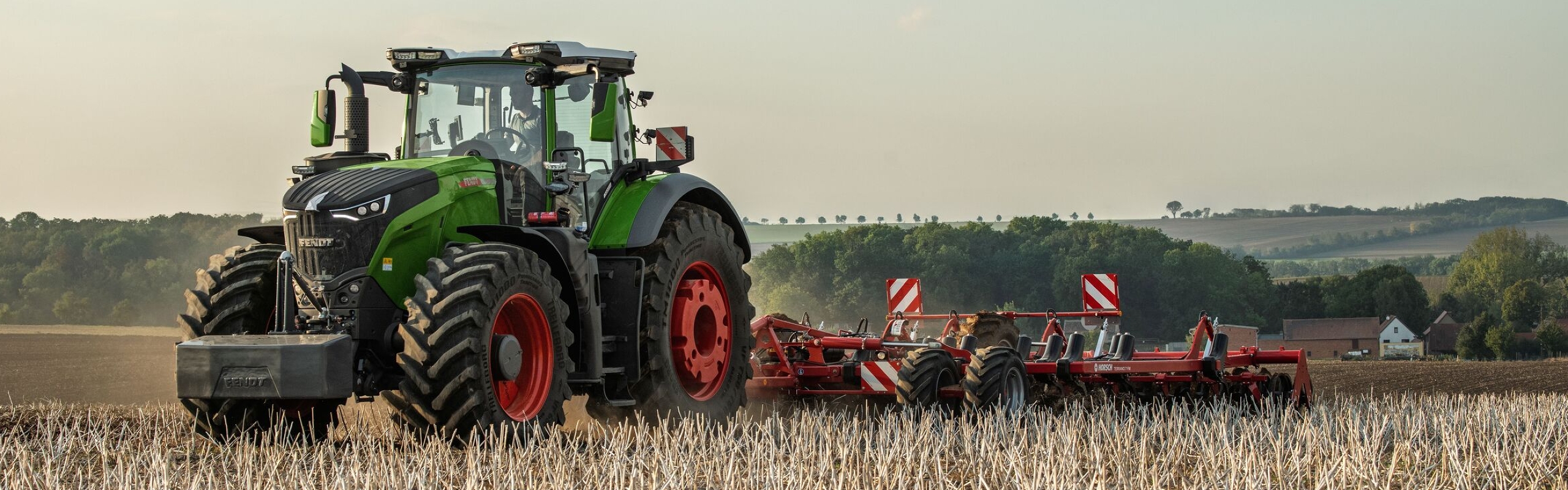 Ein grüner Fendt 1000 Vario Gen4 fährt über ein Stoppelfeld zur Bodenbearbeitung