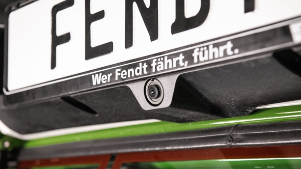 Nahaufnahme einer integrierten Heckkamera unter dem Kennzeichen eines Fendt Traktors mit dem Schriftzug Wer Fendt fährt führt