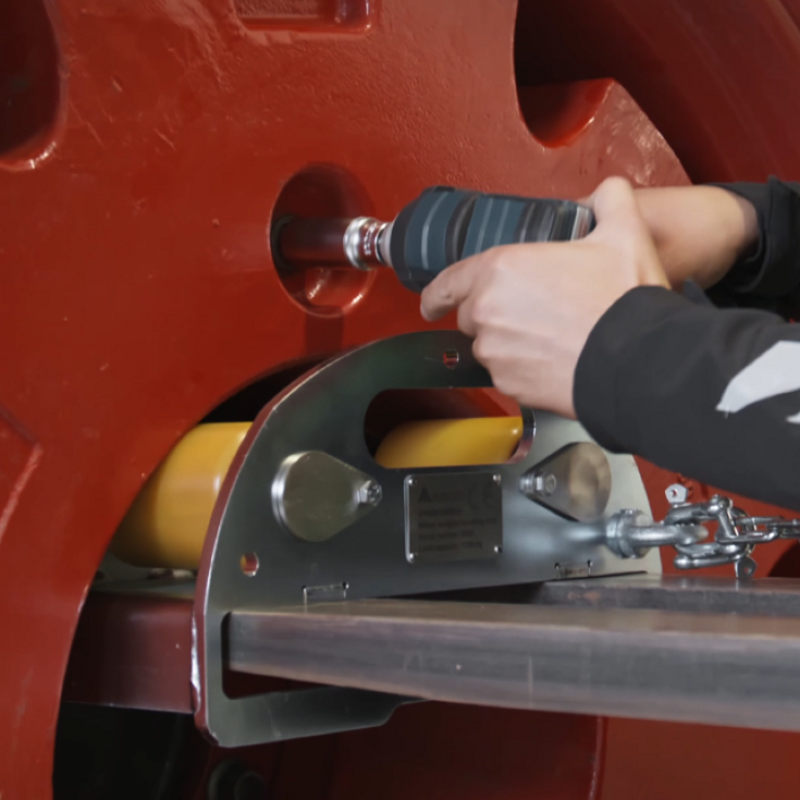 Ein Fendt Servicemitarbeiter montiert ein rotes Radgewichtstool an einem Fendt Traktor.