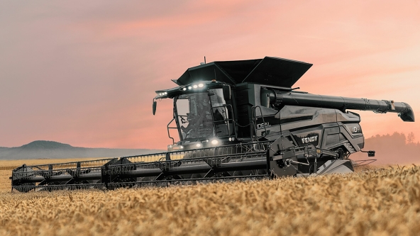 Ansicht auf einen schwarzen Fendt IDEAL Mähdrescher bei der Ernte im Getreidefeld