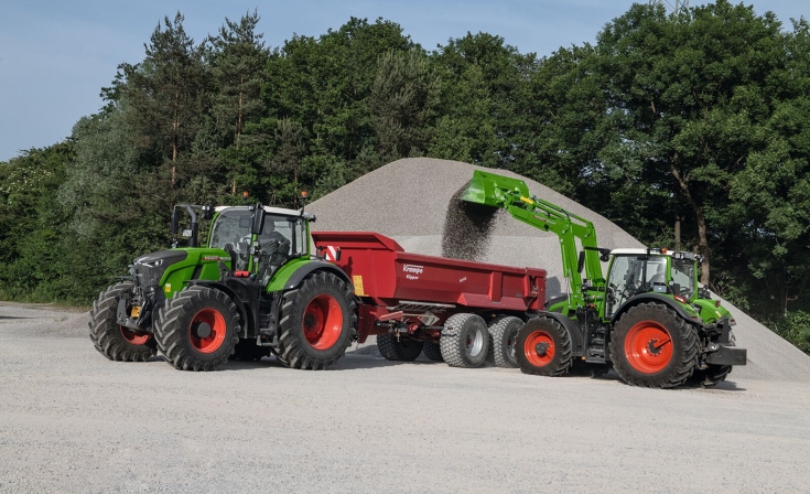 Fendt 620 Vario wird für den Transport beladen Der grüne Traktor Fendt 600 Vario mit dem grünen Frontlader Fendt Cargo und einer Schaufel als Anbaugerät im Einsatz.