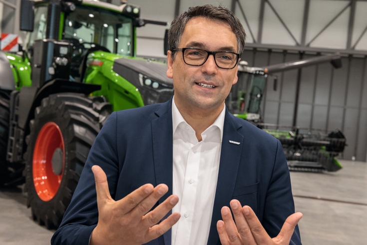 Roland Schmidt, Vice President Fendt Marketing Roland Schmidt, Vice President Fendt Marketing in einer Halle, im Hintergrund grüne Fendt Traktoren