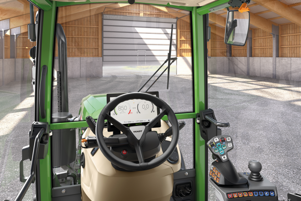 Die Kabine des Fendt 200 V/F/P Vario mit Lenkrad und FendtONE Joystick ist zu sehen. Neben dem Joystick befindet sich der Kreuzschalthebel, aber es gibt kein Linearmodul.