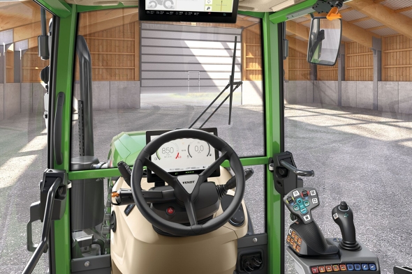 Die Kabine des Fendt 200 V/F/P Vario mit Lenkrad und FendtONE Joystick ist zu sehen. Neben dem Joystick befindet sich der 3L-Joystick und zwei Linearmodule sind vorhanden. Zudem gibt es das 12‘‘ Terminal im Dach.