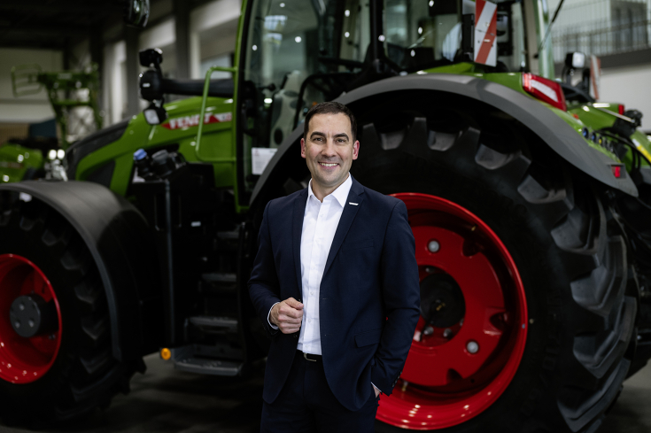 Dr. Josef Mayer (Vice President und Geschäftsführer Fendt Forschung und Entwicklung) Dr. Josef Mayer steht vor einem Fendt Traktor