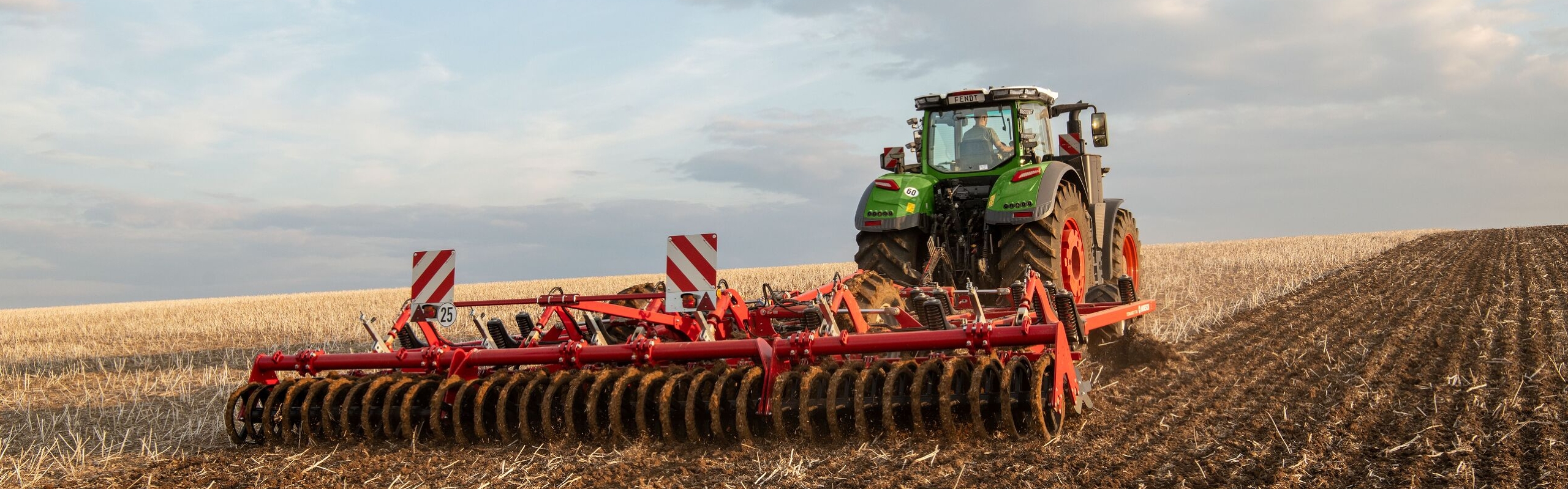 Ein Fendt 1000 Vario bei der Bodenbearbeitung auf dem Feld
