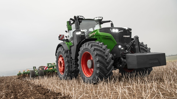 Ein grüner Fendt 1000 Vario aus der Froschperspektive im Feldeinsatz
