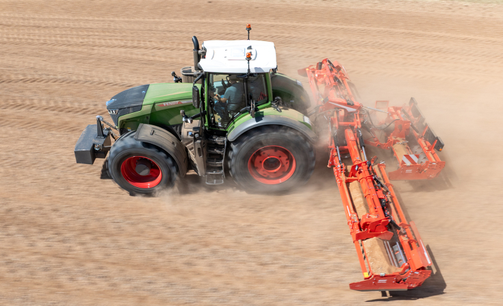 Fendt 1050 Vario mit Jumbo X von Maschio Gaspardo Grüner Fendt 1050 Vario Traktor mit Kreiselegge im Gespanne auf einem staubigen Feld
