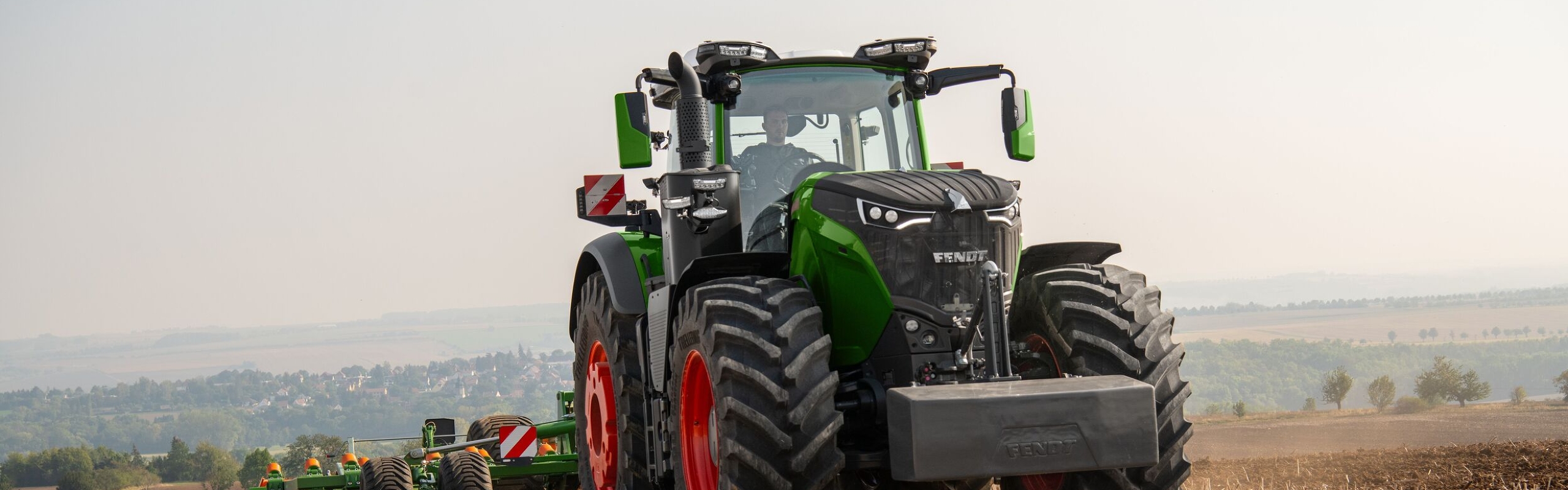 Frontansicht eines Fendt 1000 Vario Traktors mit der neuen Kabinengeneration