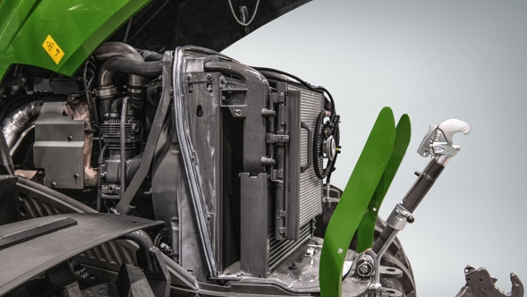 Die geöffnete Motorhaube eines Fendt Traktors zeigt Kühler, Schläuche und technische Komponenten im Innenraum der Maschine