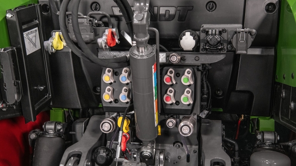 Nahaufnahme der Heckhydraulik und der farblich gekennzeichneten Hydraulikanschlüsse eines Fendt Traktors mit klar sichtbarer Anordnung und Beschriftung