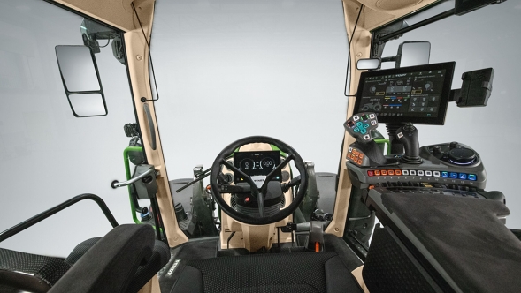 Innenansicht der geräumigen VisioPlus Kabine eines Fendt 300 Vario Gen5 mit ergonomischem Sitz, Lenkrad, digitalem Armaturenbrett und modernem Bedienterminal