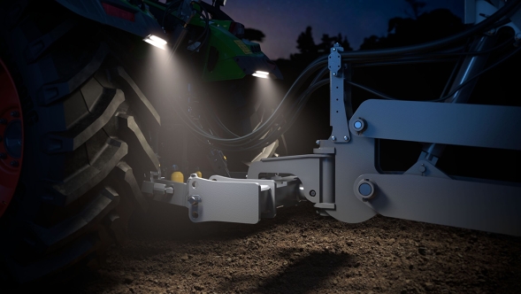 Arbeitsbereich an der Heckhydraulik eines Fendt Traktors bei Nacht ausgeleuchtet durch helle LED-Leuchten für sicheres Ankuppeln im Dunkeln