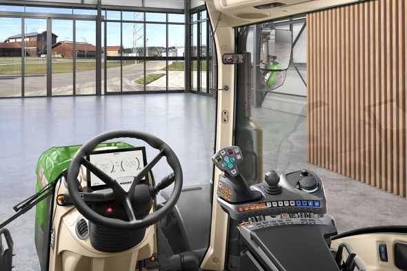 Kabinenansicht des Fendt 300 Vario Gen5 mit Profi Setting 1 zeigt Kreuzschalthebel, Rockerpaar zur Hydrauliksteuerung, 10-Zoll-Dashboard und optionales Terminal
