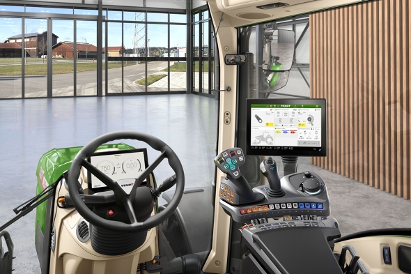 Kabinenansicht des Fendt 300 Vario Gen5 mit Profi+ Setting 2 zeigt 3L-Joystick, Rockerpaar, 10-Zoll-Dashboard sowie ein mittig und im Dach optional integriertes 12-Zoll-Terminal