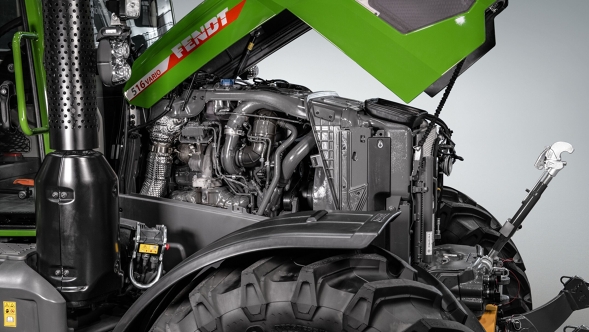 Ein Fendt 500 Vario Traktor mit geöffneter Motorhaube gibt den Blick frei auf den Motorraum, Kühler und technische Komponenten des Antriebsstrangs