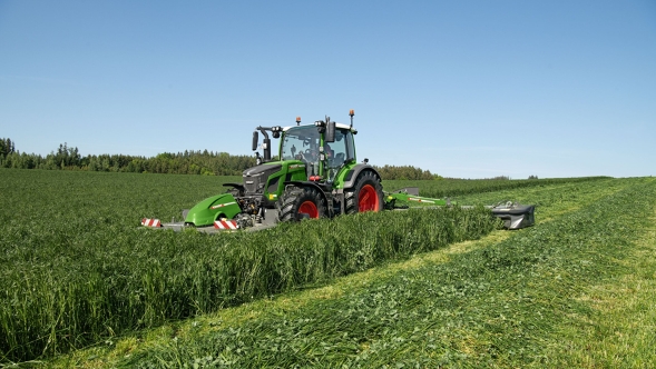 Fendt 500 Vario Gen4 mit Mähwerk bei der Arbeit auf dicht bewachsenem Grünland