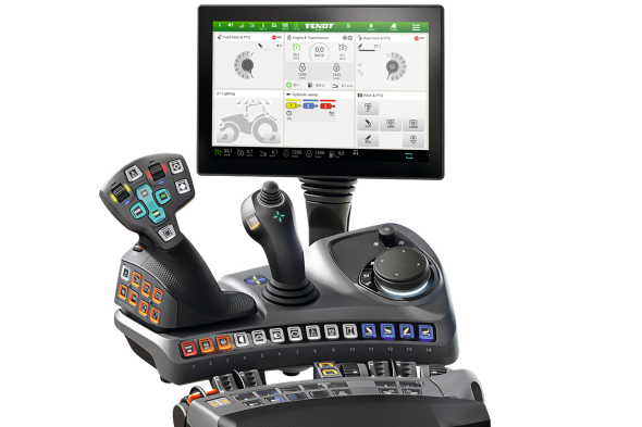 Armlehne eines Fendt-Traktors mit schwarzer Polsterung, integriertem Steuerpult mit zwei Linearmodulen, 3L-Joystick, farbigen Funktionstasten und einem großen 12-Zoll-Monitor, dargestellt vor weißem Hintergrund