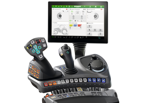 Armlehne eines Fendt-Traktors mit schwarzer Polsterung, zwei Rockerpaaren zur Hydrauliksteuerung, 3L-Joystick, vielen farbigen Tasten und einem großen 12-Zoll-Monitor, vor weißem Hintergrund
