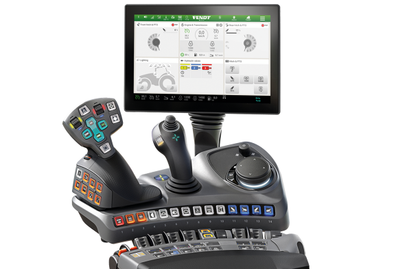 Armlehne eines Fendt-Traktors mit schwarzer Sitzauflage, zwei Rockerpaaren zur Hydrauliksteuerung, 3L-Joystick, vielen farbigen Tasten und großem 12-Zoll-Monitor, vor weißem Hintergrund