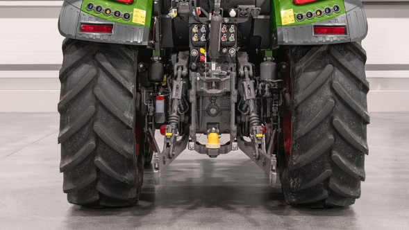Ein Fendt 300 Vario Gen5 Traktor von hinten in einer Halle mit deutlich sichtbarer Kabine, Beleuchtung, Heckhydraulik und Anschlussstellen