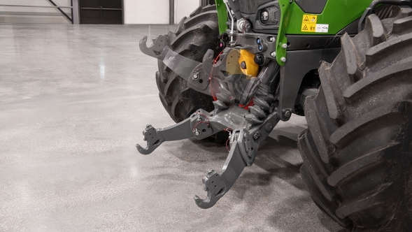 Nahaufnahme der Fronthydraulik eines Fendt 300 Vario Gen5 Traktors in einer Halle mit deutlich sichtbaren Hubarmen und Anbaupunkten