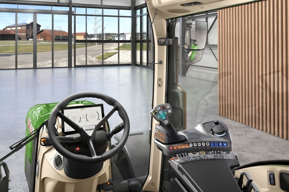 Innenansicht der Fendt 300 Vario Gen5 Kabine mit Power Setting 1 zeigt ein Rockerpaar zur Hydrauliksteuerung und ein 10-Zoll-Dashboard ohne zusätzlichen Kreuzschalthebel