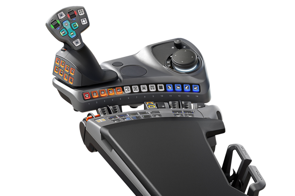 Schwarze Bedienarmlehne eines Fendt-Traktors mit ergonomisch angeordnetem Multifunktionsjoystick, zahlreichen farbigen Tasten und einem integrierten 10-Zoll-Dashboard. Rechts unten ist eine gepolsterte Armauflage sichtbar, die gesamte Einheit steht vor weißem Hintergrund.