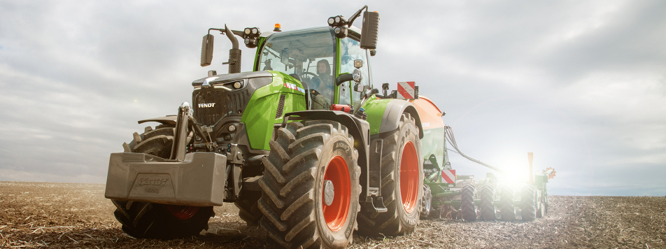 Ein Fendt 700 Vario Gen7 Traktor auf einem Acker