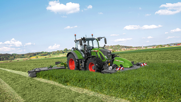 Fendt Slicer Mähwerk Ein grüner Fendt Traktor mit Mähwerk im Einsatz auf einem grünen Feld