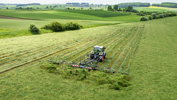 Fendt Wender Ein grüner Fendt Traktor auf einem Feld im Einsatz
