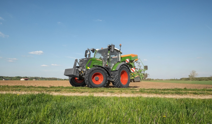 Ein Fendt 300 Vario im Transport mit einer Drillkombination Ein grüner Fendt 300 Vario transportiert eine Drillkombination vom Feld.