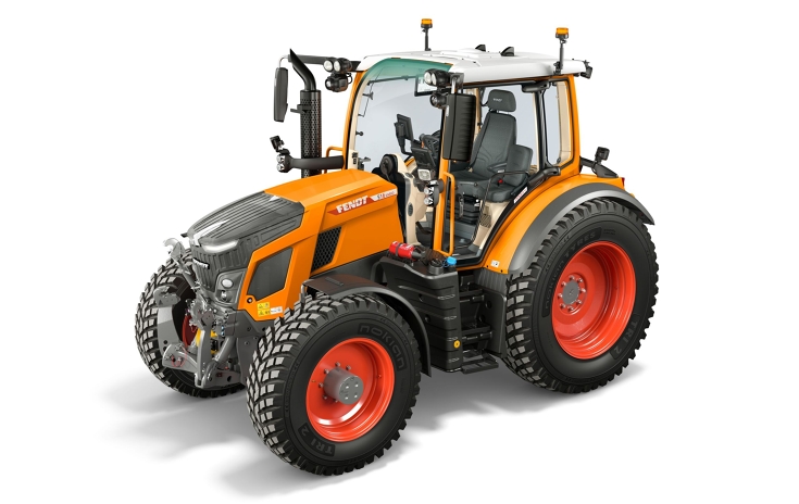 Fendt 500 Vario in Kommunal-Orange Ein freigestellter Fendt 500 Vario in der Farbe orange für den kommunalen Einsatz.