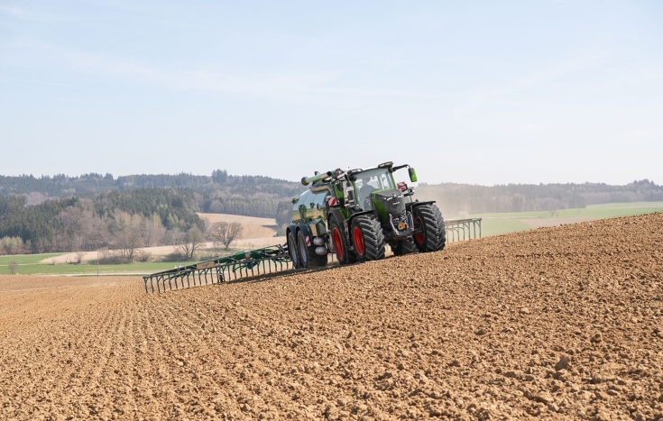 Bodenschonung mit dem Fendt 800 Vario Der grüne Fendt 800 Vario fährt mit einem Güllefass über ein Feld und bringt Gülle aus.