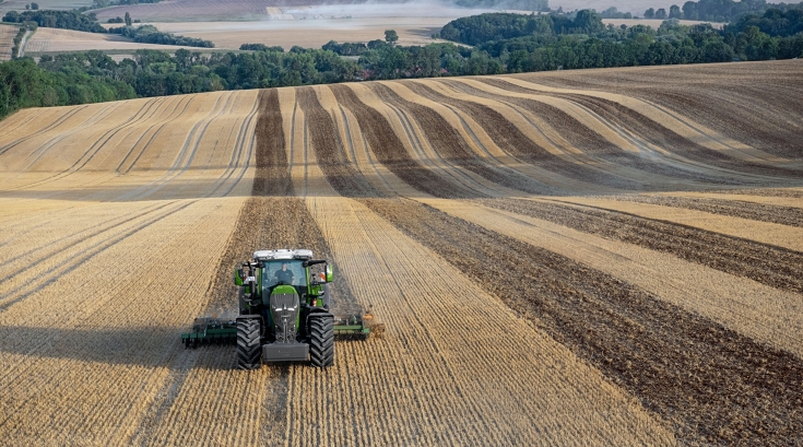 Fendt 800 Vario arbeitet mit Spurführung Ein grüner Fendt 800 Vario bearbeitet mit Spurführung ein Stoppelfeld.