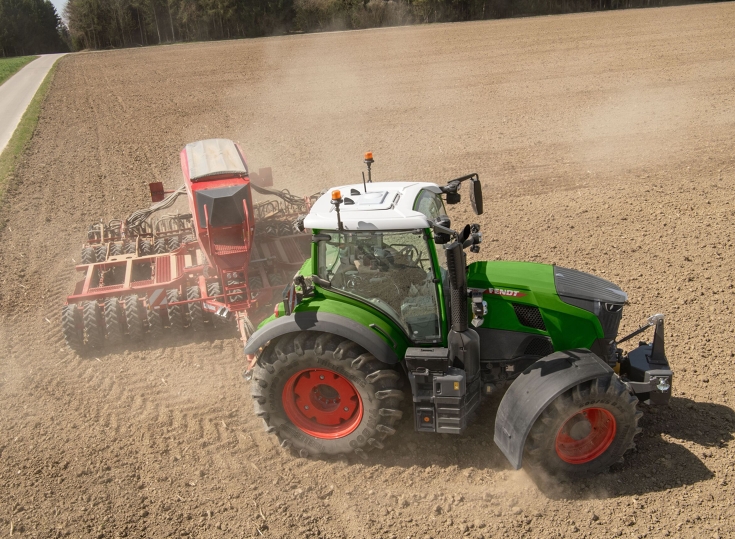 Kleiner Wendekreis des Fendt 724 Vario Gen7.1 Ein grüner Fendt 724 Vario Gen7.1 wendet mit einer roten Horsch Drille auf einem Acker. Durch pull-in turn erreicht er einen besonders kleinen Wendekreis.