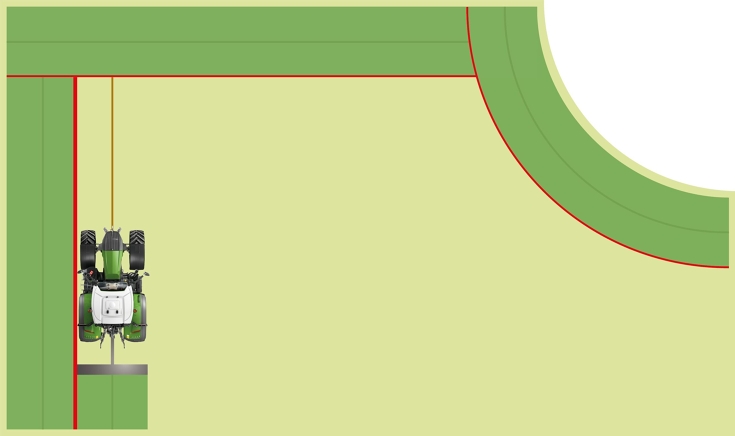 Grafik FendtONE onboard – Fendt Contour Assistant Spurlinientyp „Arbeitsspur“ Eine Grafik zeigt einen Traktor mit Anbaugerät auf einem Feld in der Vogelperspektive. Der Traktor fährt vom Bildrand unten nach oben auf einer gelben Linie. Links und am oberen Bildrand sind die bereits bearbeiteten Spuren bereits grün markiert. Am recht