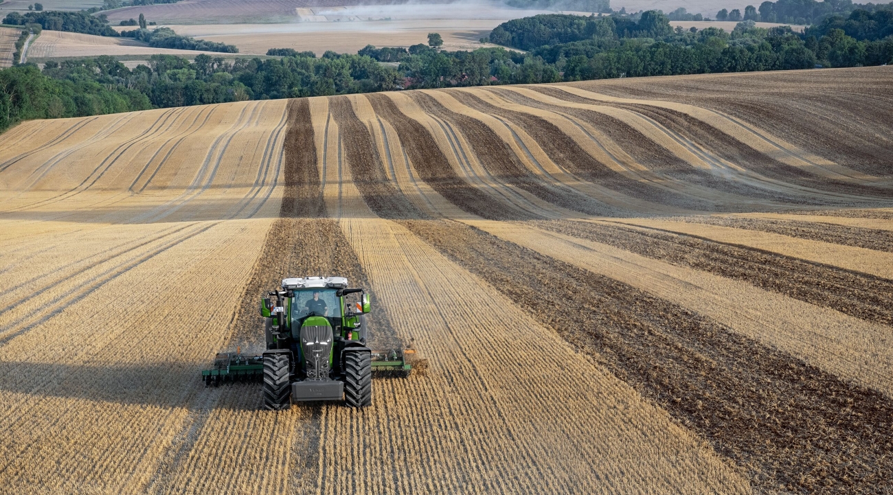 Ein grüner Fendt 800 Vario fährt mit aktivierter Spurführung über ein Stoppelfeld und hinterlässt klar erkennbare Bearbeitungsspuren.