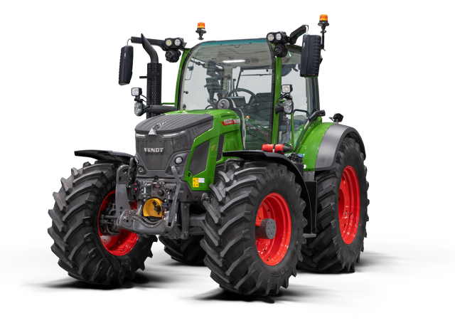 Computergeneriertes Bild eines Fendt 500 Vario Gen4 Traktors. Der Traktor ist in einem typischen Fendt-Grün lackiert mit roten Felgen. Die Darstellung zeigt ihn frontal seitlich, ohne Anbaugeräte, auf weißem Hintergrund.
