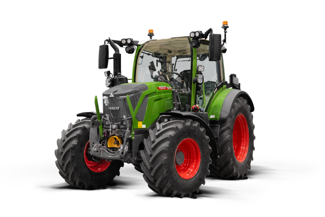Ein Fendt 300 Vario Gen5 Traktor steht auf weißem Hintergrund in leichter Schrägansicht nach links.