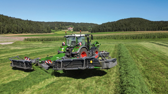 Fendt Slicer Mähkombination auf einem grünen Feld