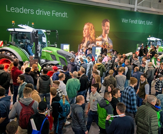 Viele AGRITECHNICA Besucher auf dem Fendt Stand