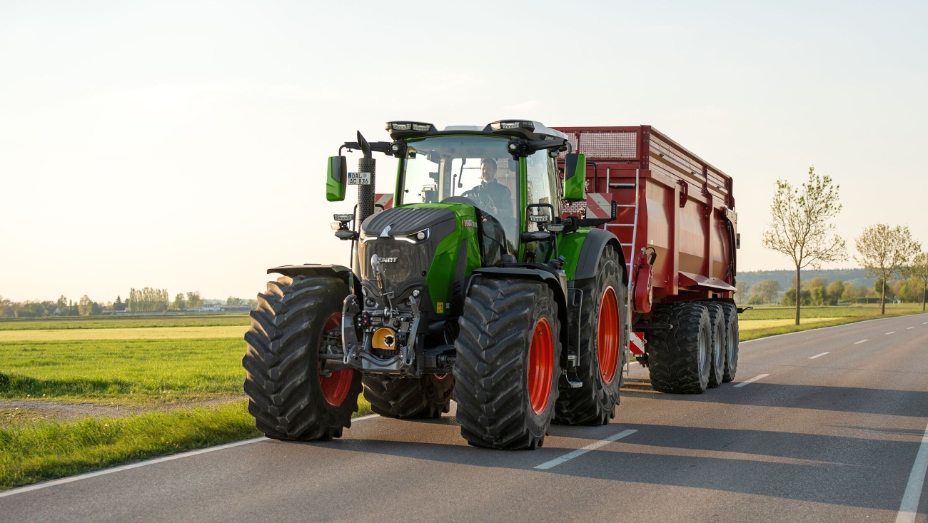 Ein Fendt 800 Vario mit angehängtem Ladewagen auf einer Landstraße