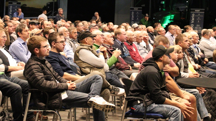 Mitglieder des Fendt Classic Club International bei der Mitgliederversammlung des Clubs